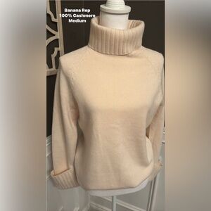 Banana Republic 100% cashmere Elegant Cream Turtleneck Sweater